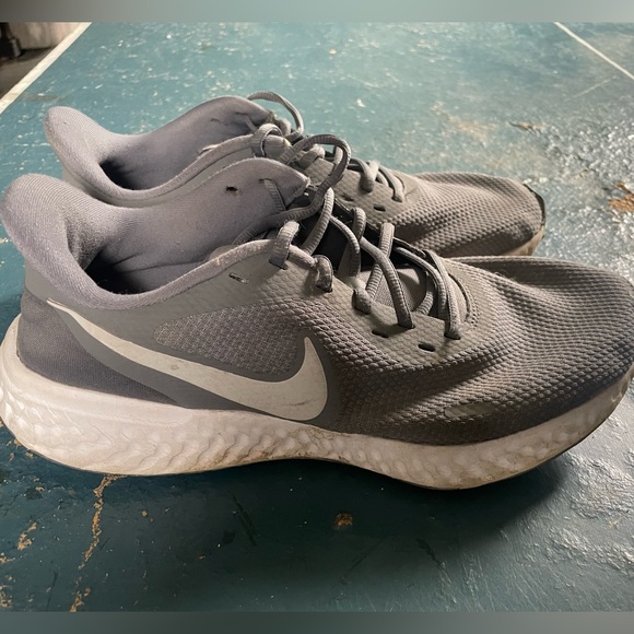 Nike Women's Athletic Shoes in Black and White - Picture 1 of 5